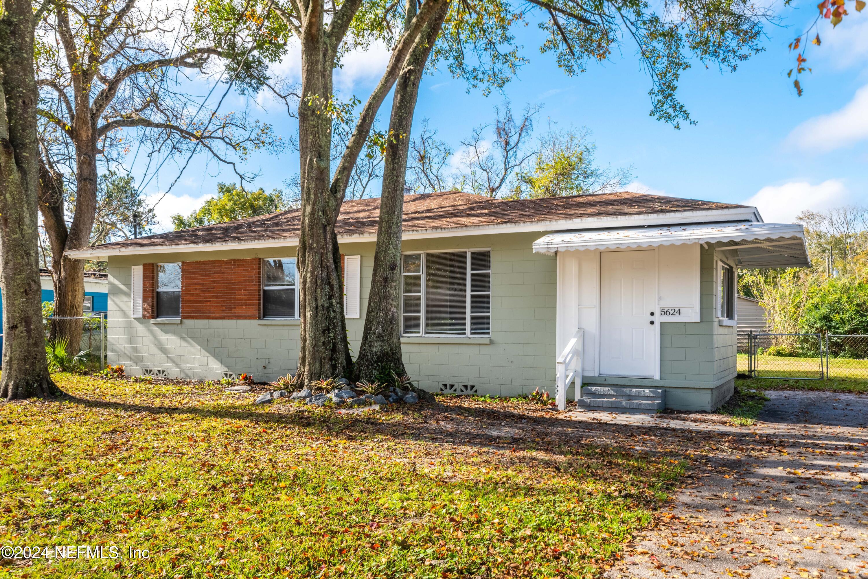 a front view of house with yard