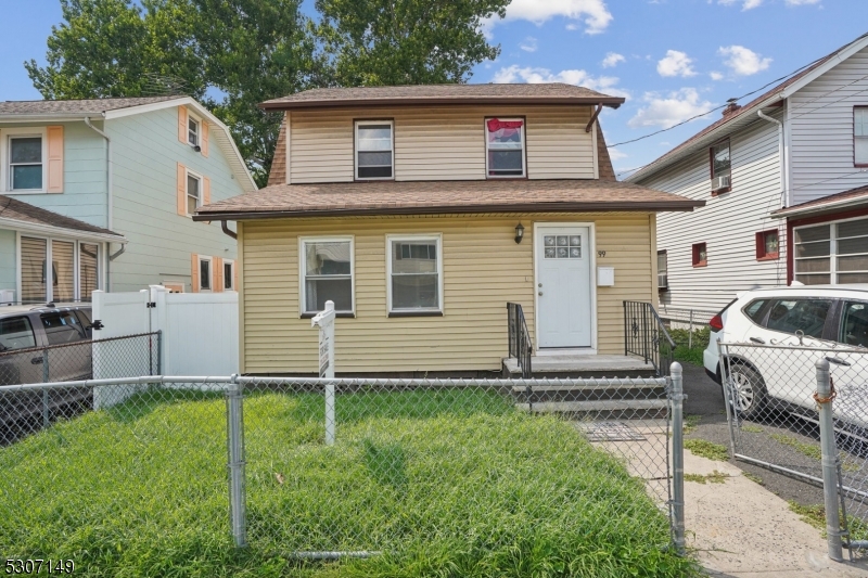 a view of a house with backyard