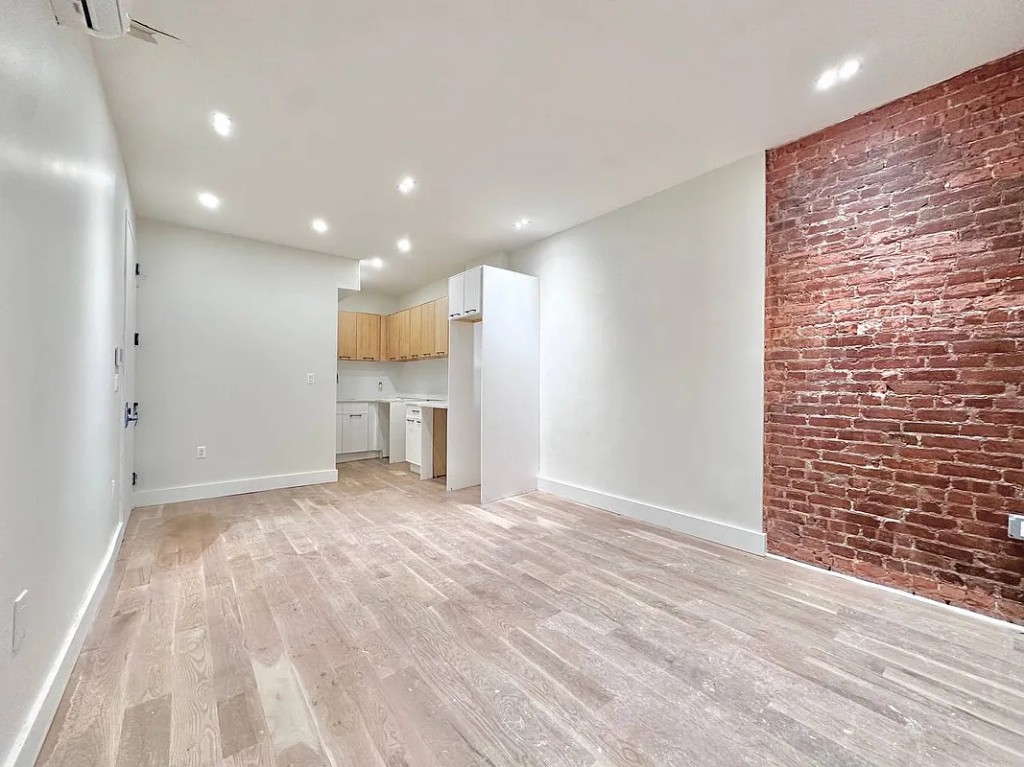 a view of empty room with a ceiling fan and window