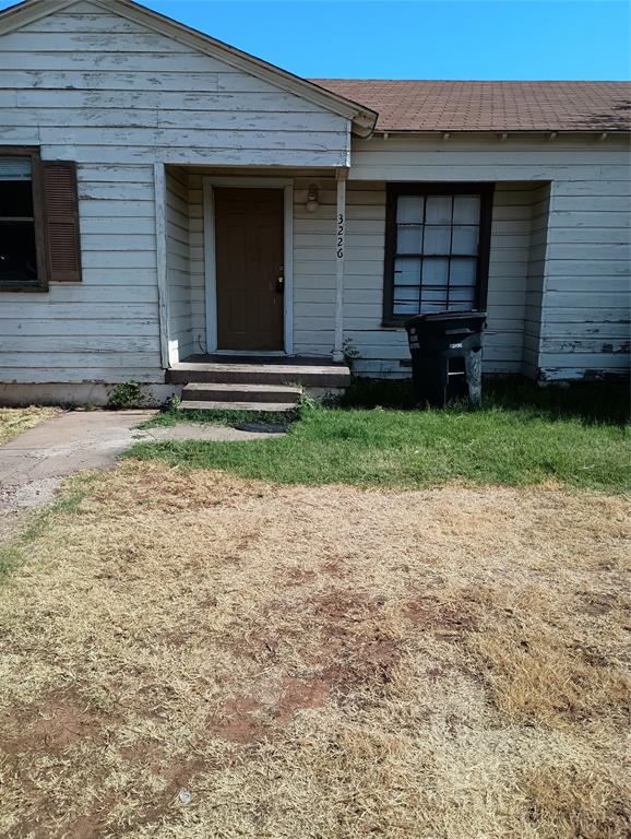 a view of a house with backyard and garden