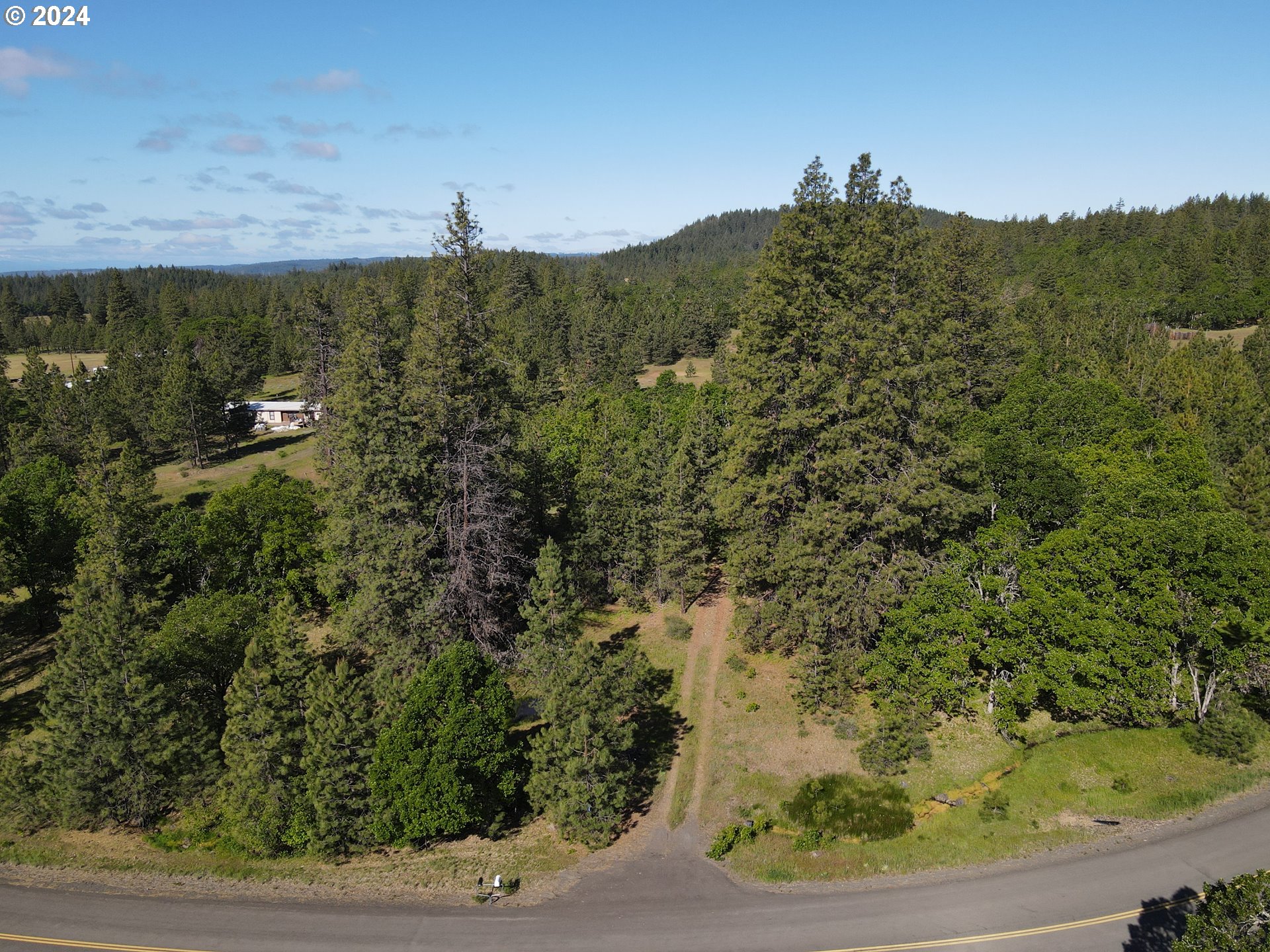 a view of a houses with a yard