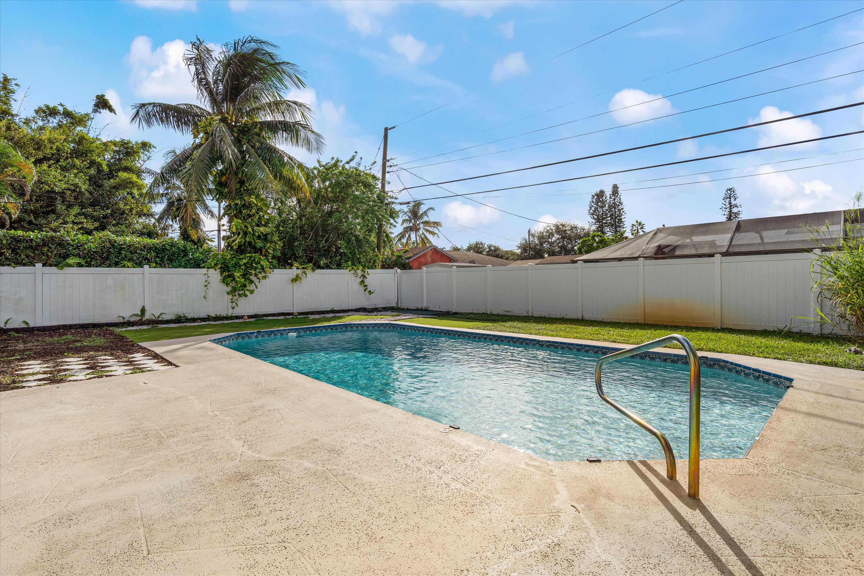 a view of a backyard