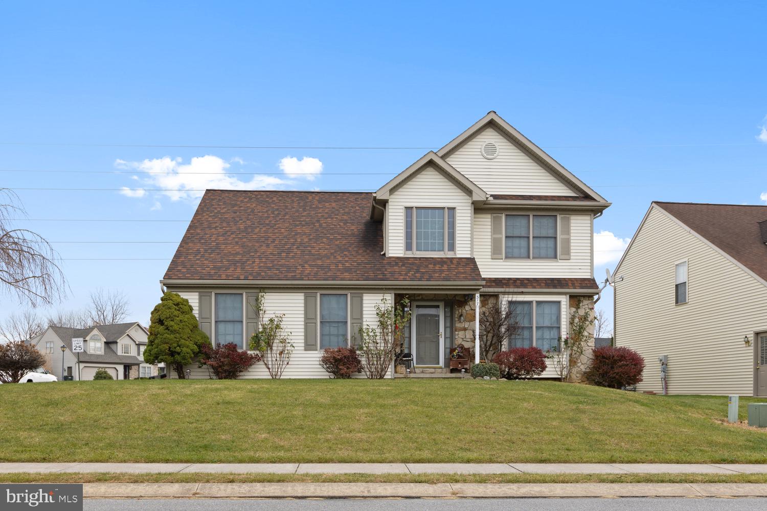 a view of a yard in front of a house