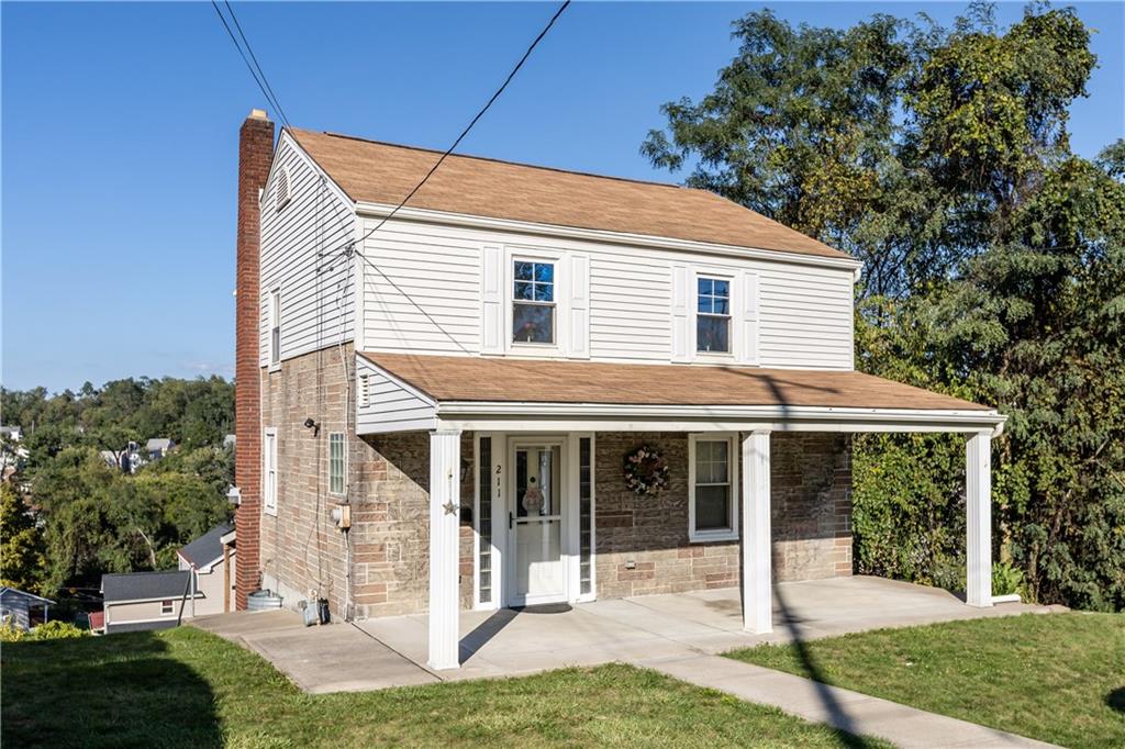 a view of a house with yard and plants