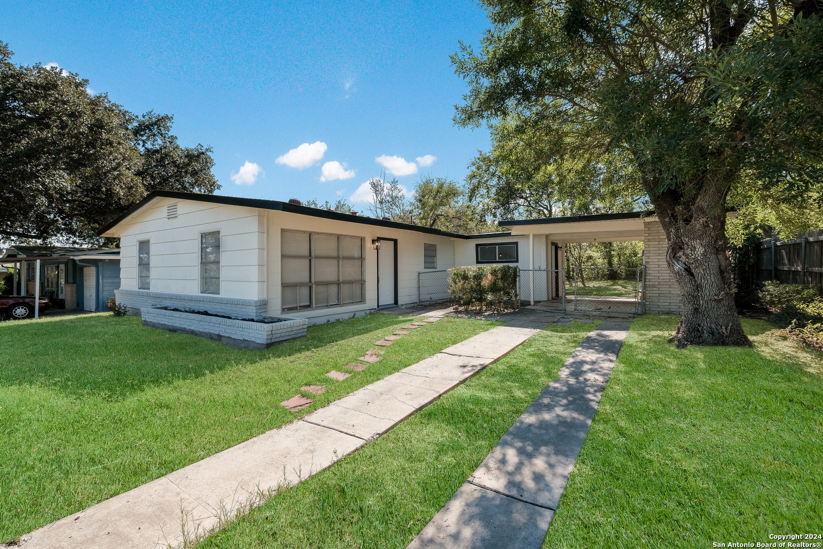 a view of a house with a back yard