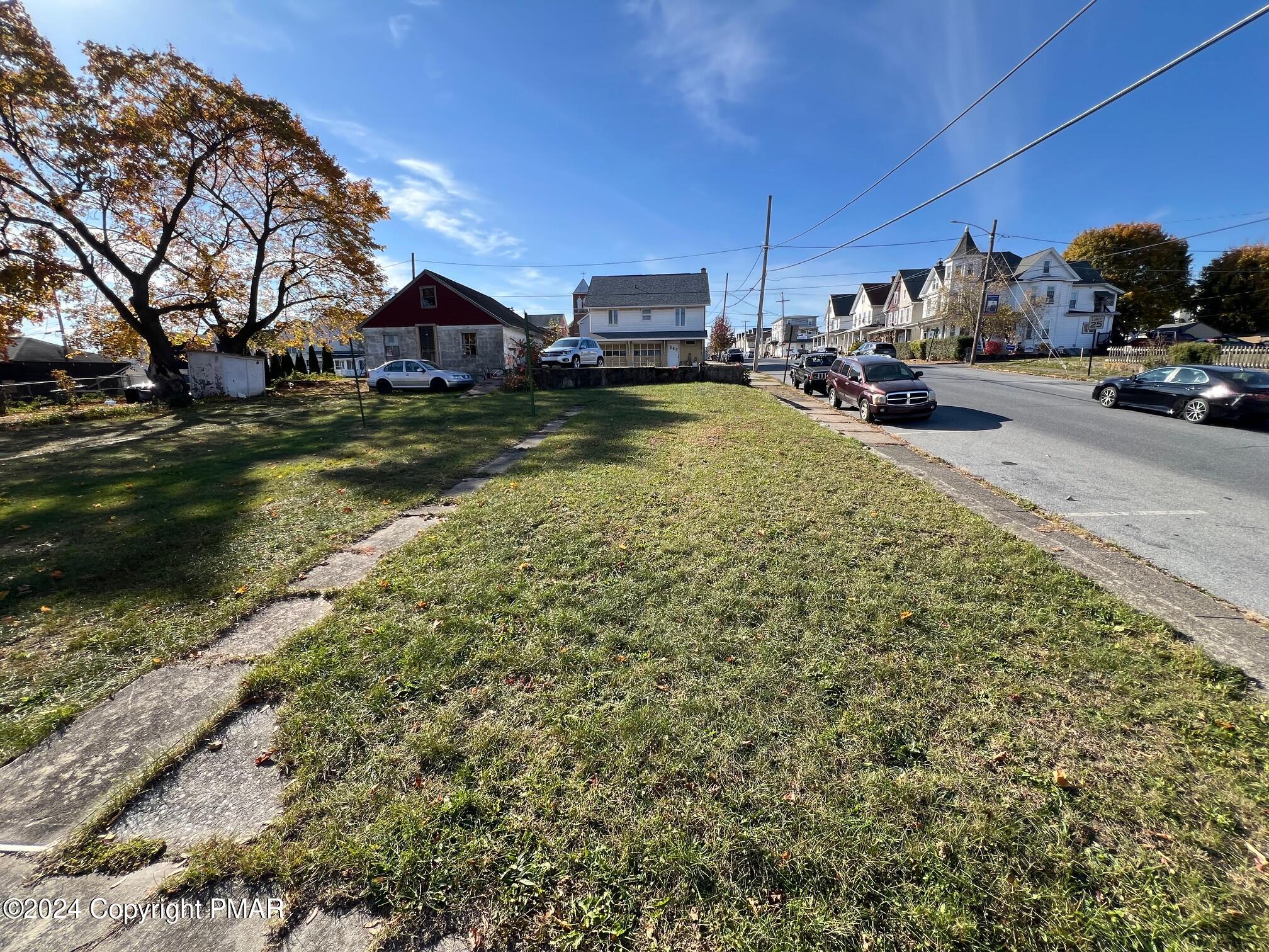 a view of yard with car parked