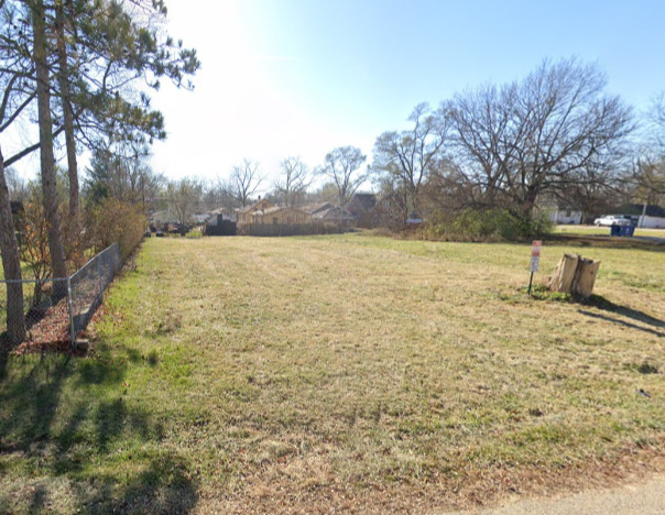 a view of yard with trees