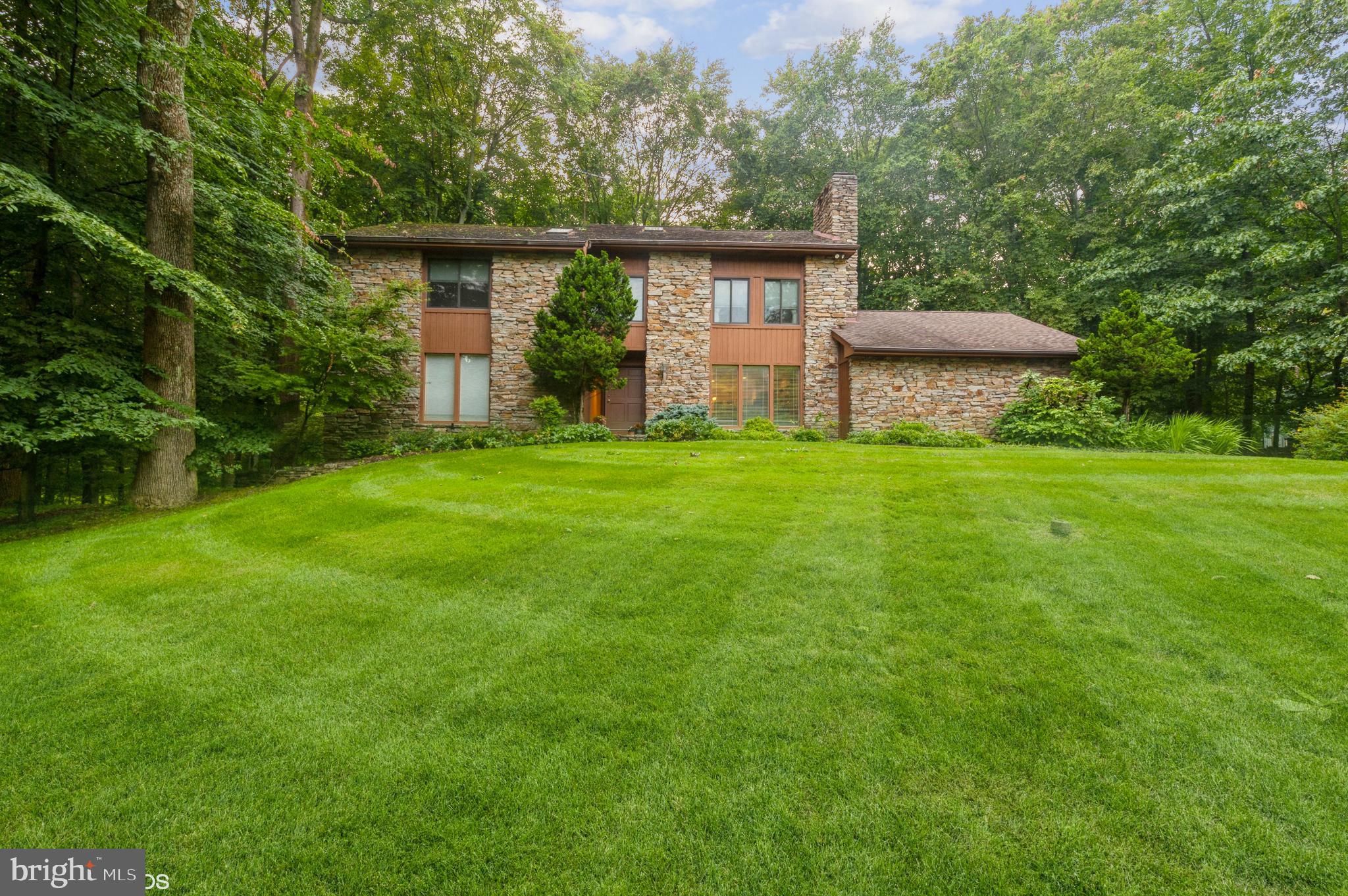 a view of a house with yard and garden