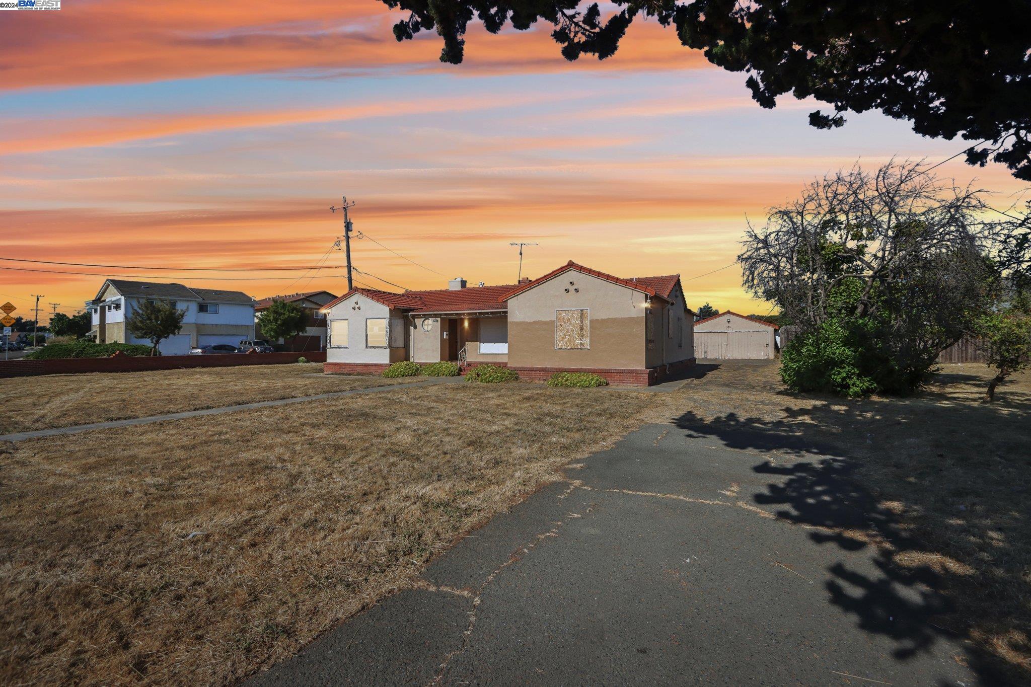 a view of a house with a yard