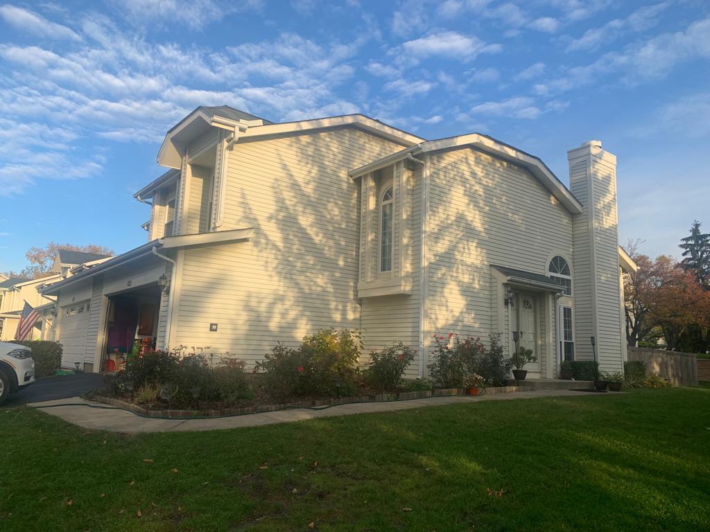 a view of a house with a yard