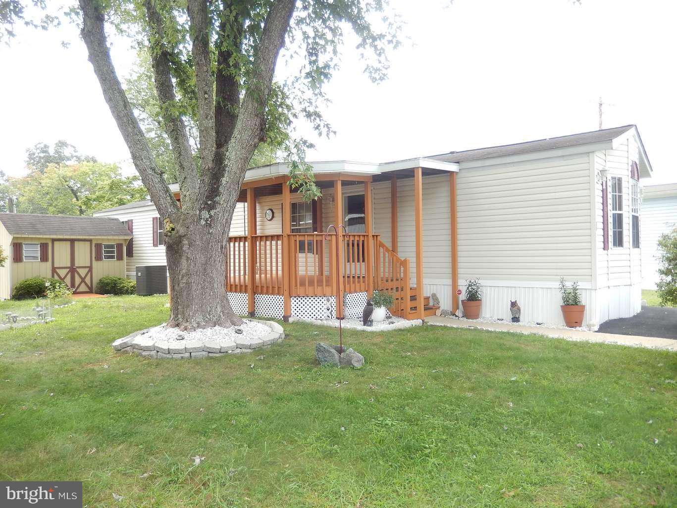 Side view with deck and storage shed