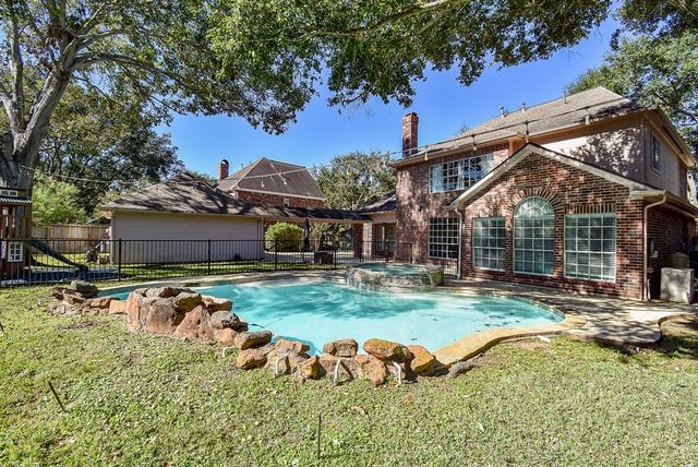 $815,888 | 3903 Woodglen Court | Sugar Land