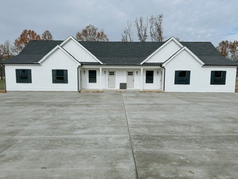 a view of a house with yard