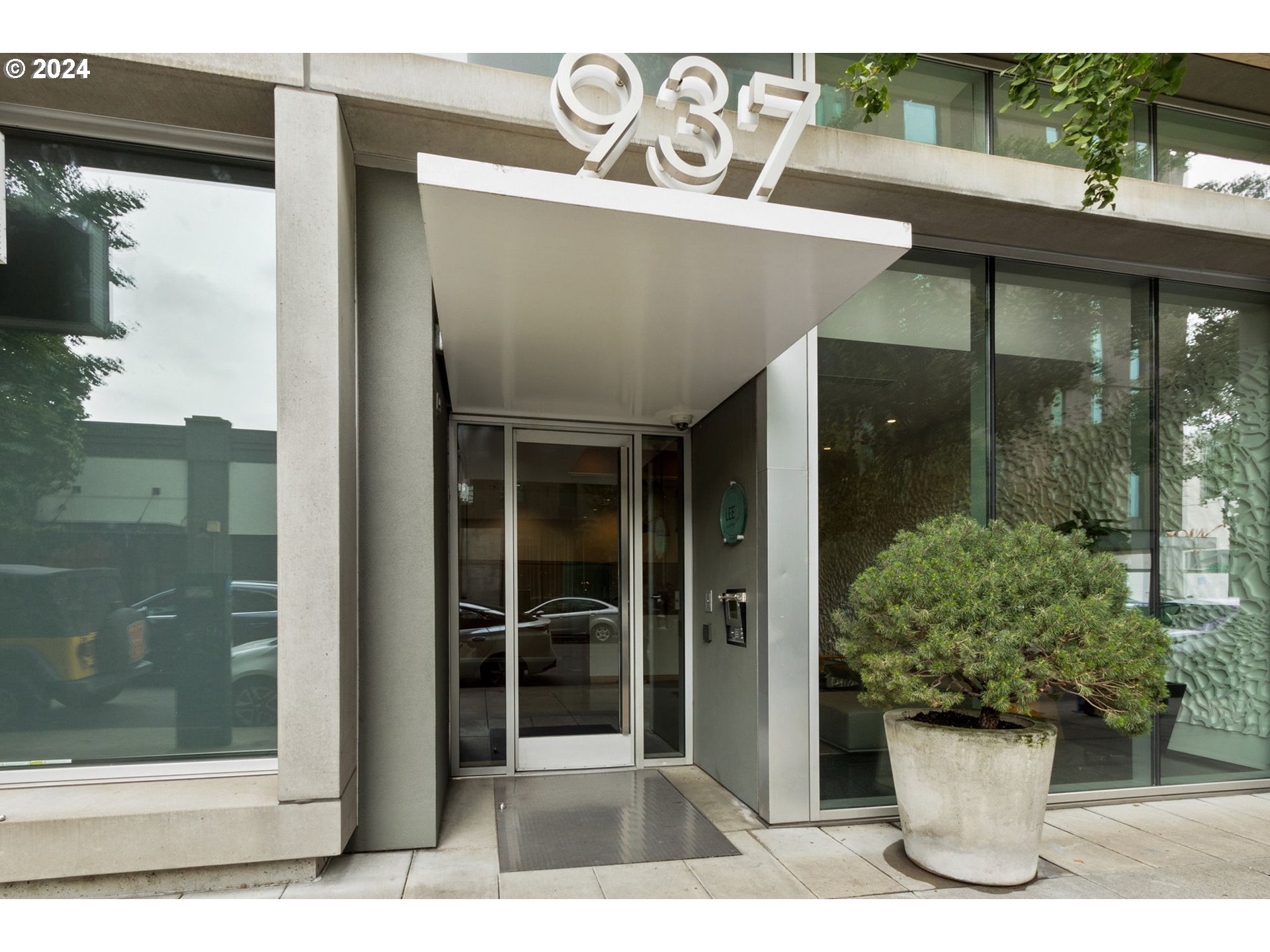 a view of entryway with outdoor space