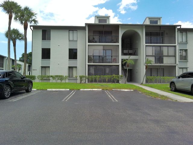 $2,500 | 1011 Green Pine Boulevard, Unit D2 | The Villages of Palm Beach Lakes