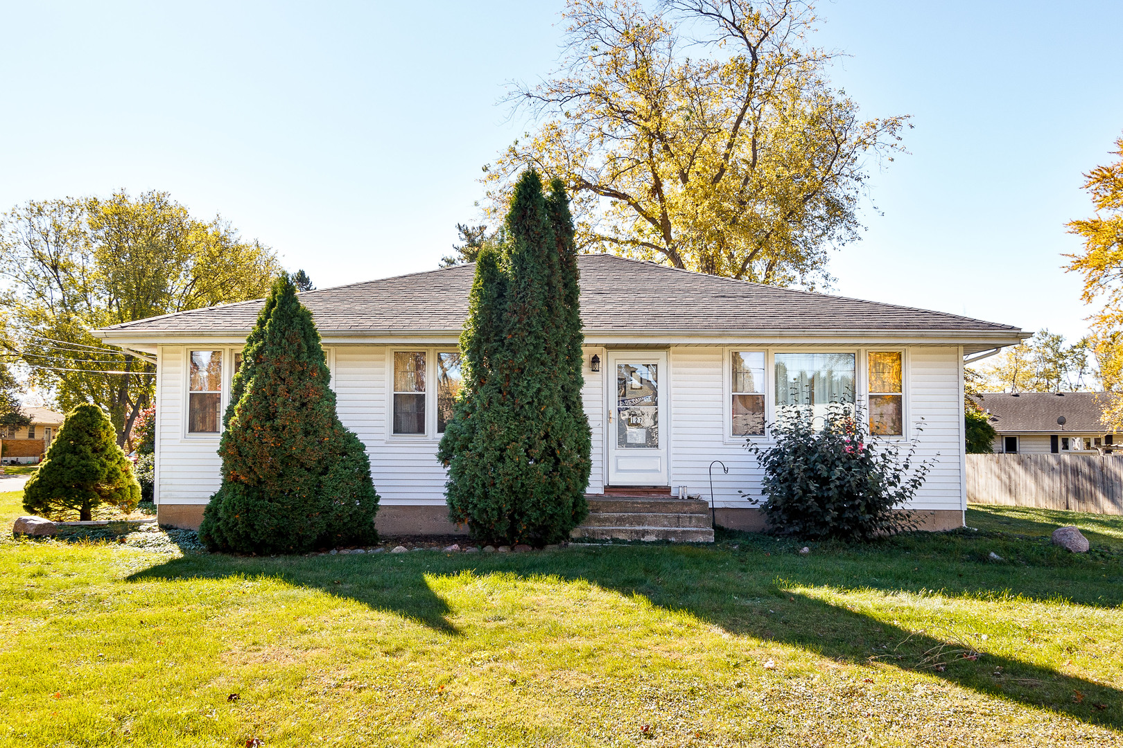 a view of a house with back yard