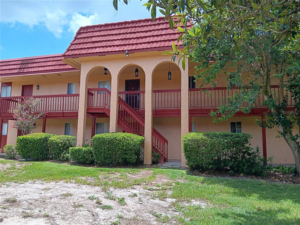 a view of front of a house with a yard