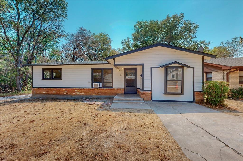 Ranch-style house with a front yard