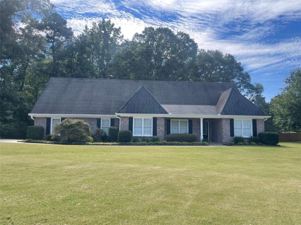 a view of a house with a yard