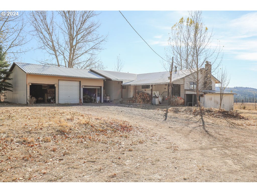 a view of a yard with a house