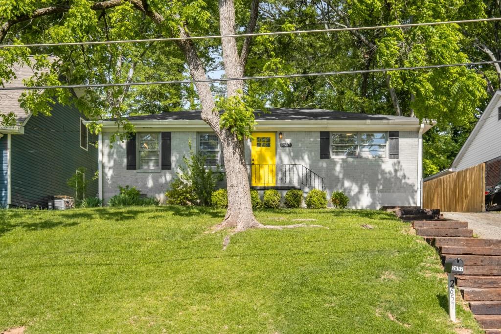 a view of a house with backyard