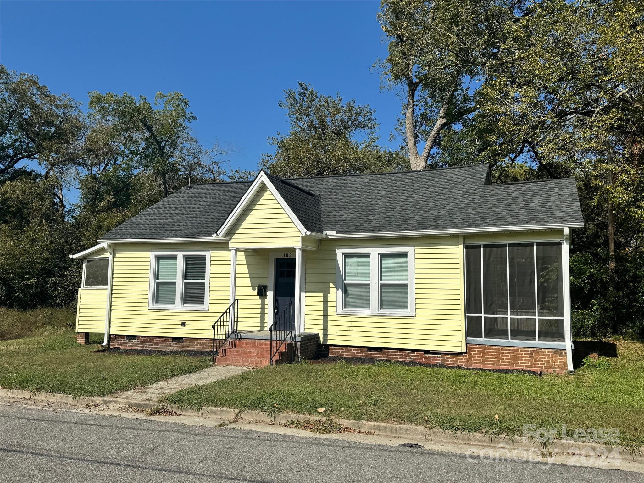 a view of a house with a yard