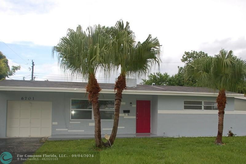 a view of front of a house with a yard