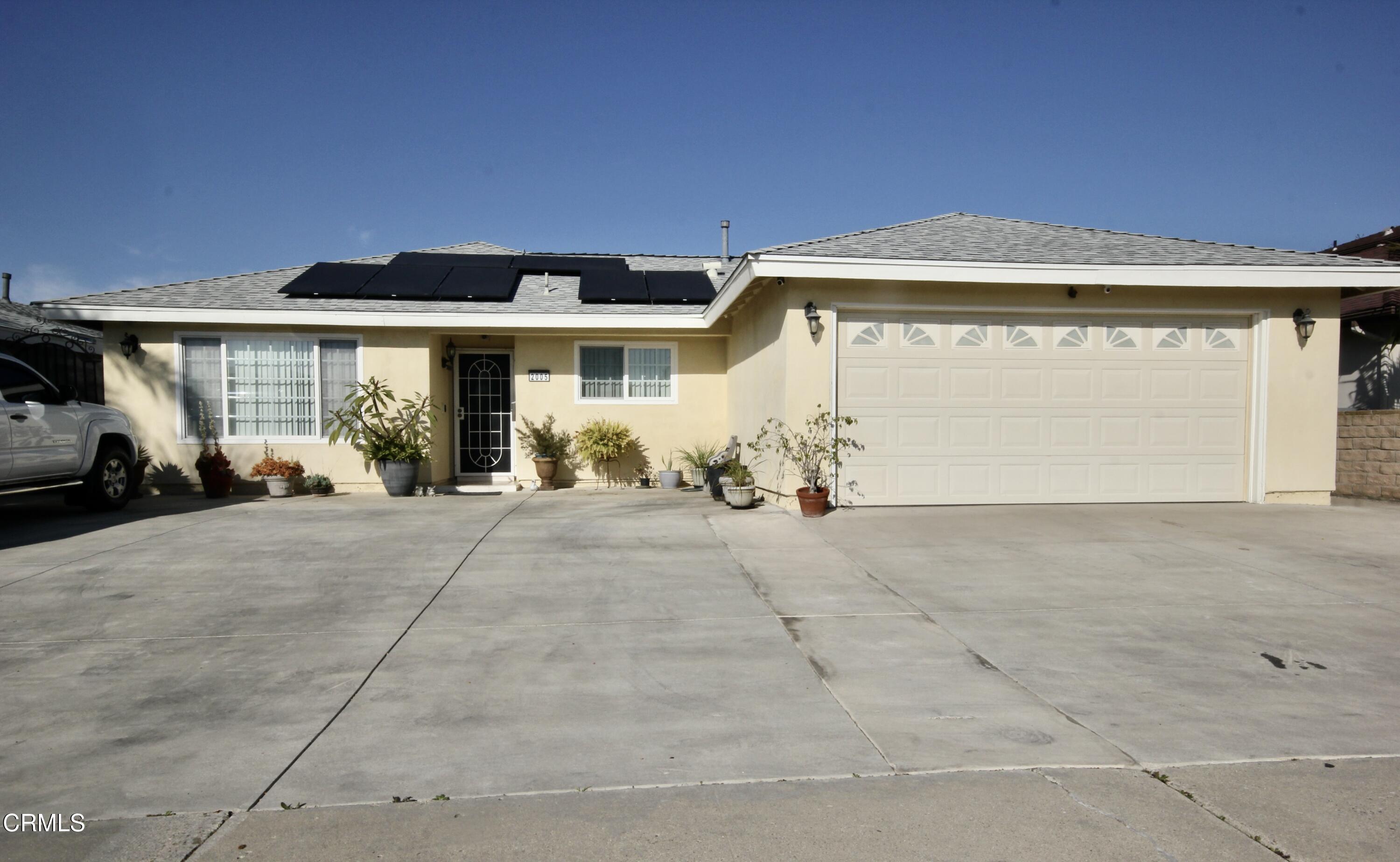 a view of a house with backyard