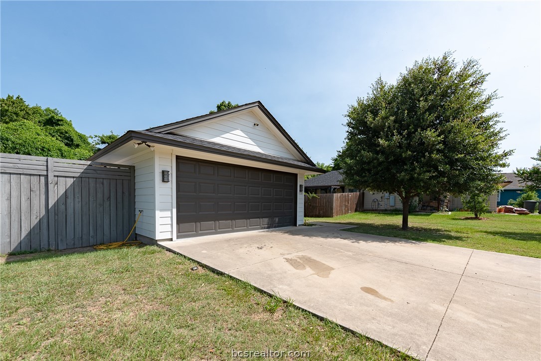 a front view of house with yard and garage