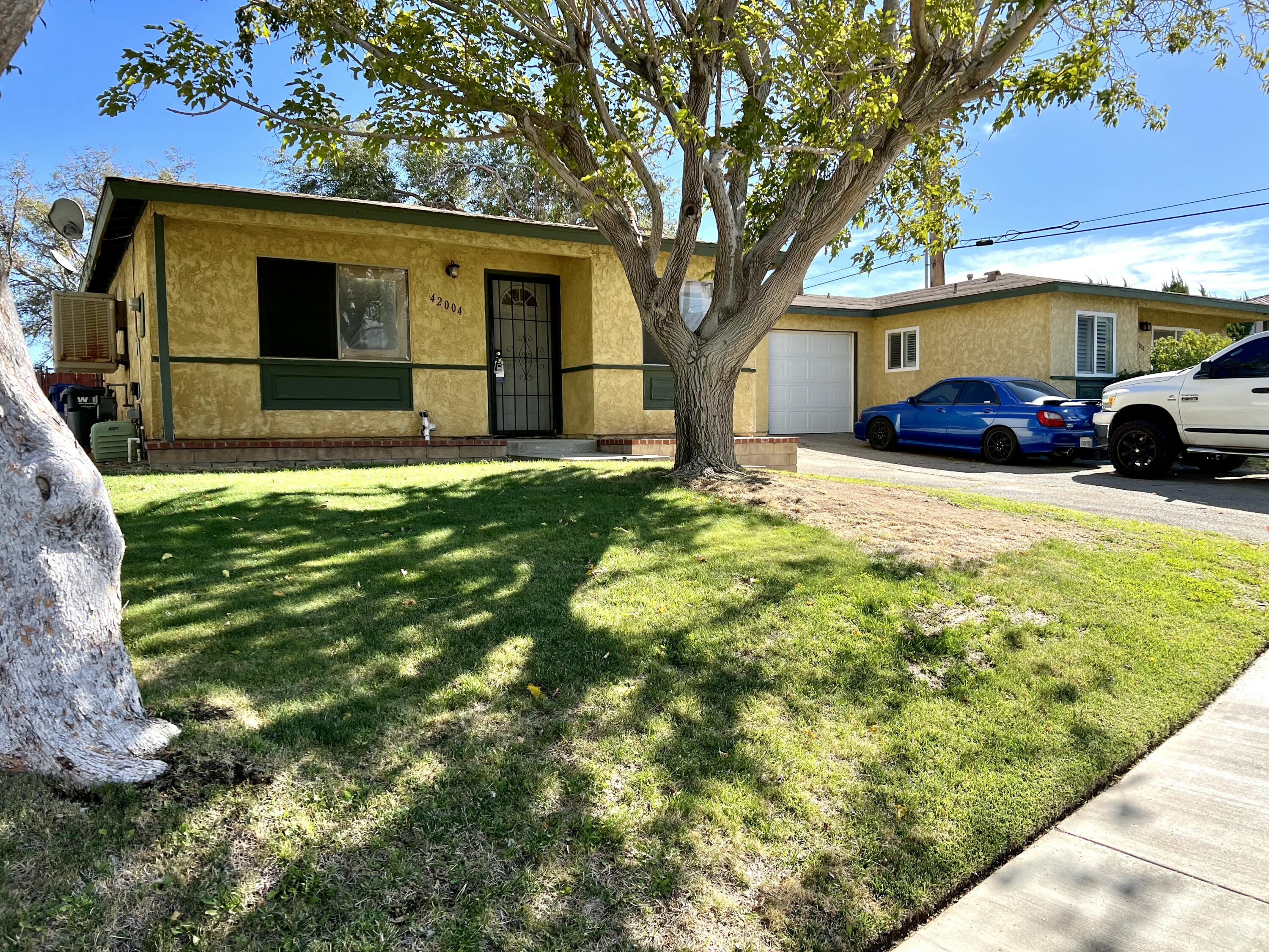 a view of a house with backyard