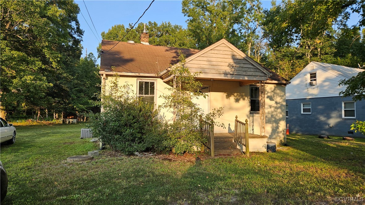 View of front of home featuring a front yard