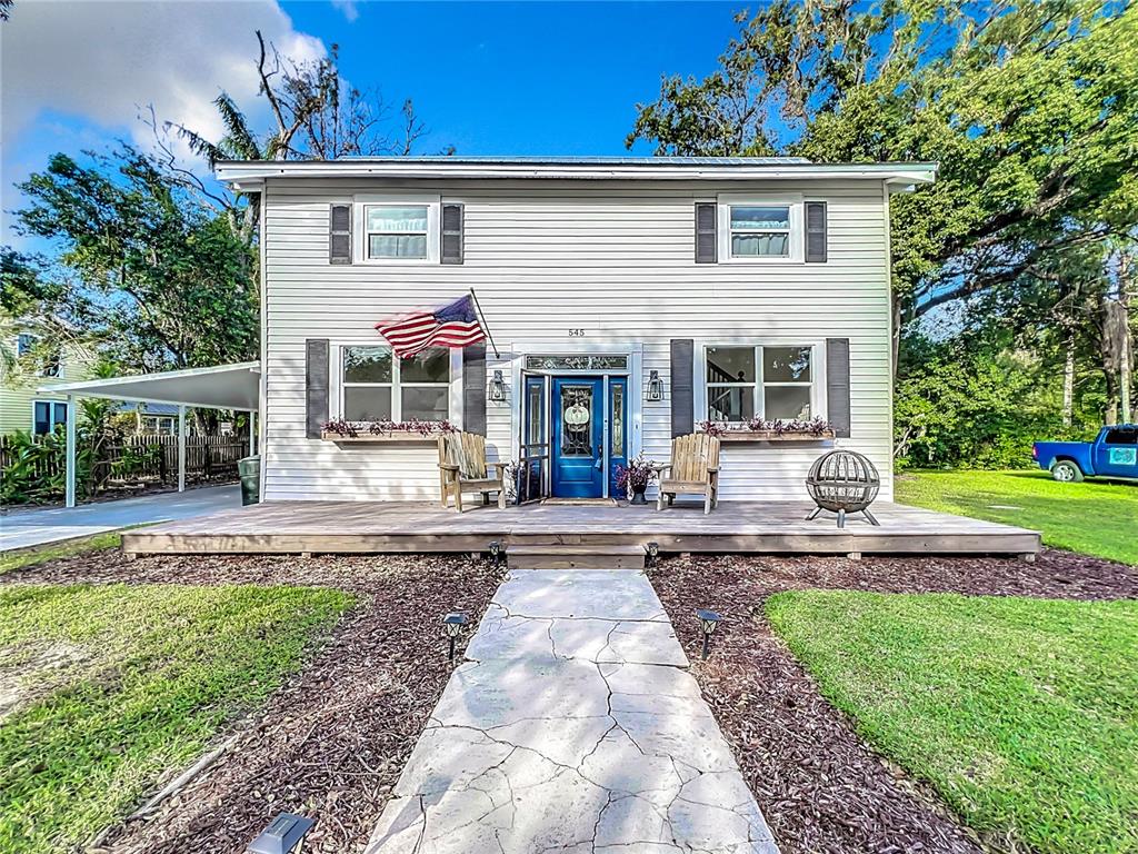 a view of a house with a yard