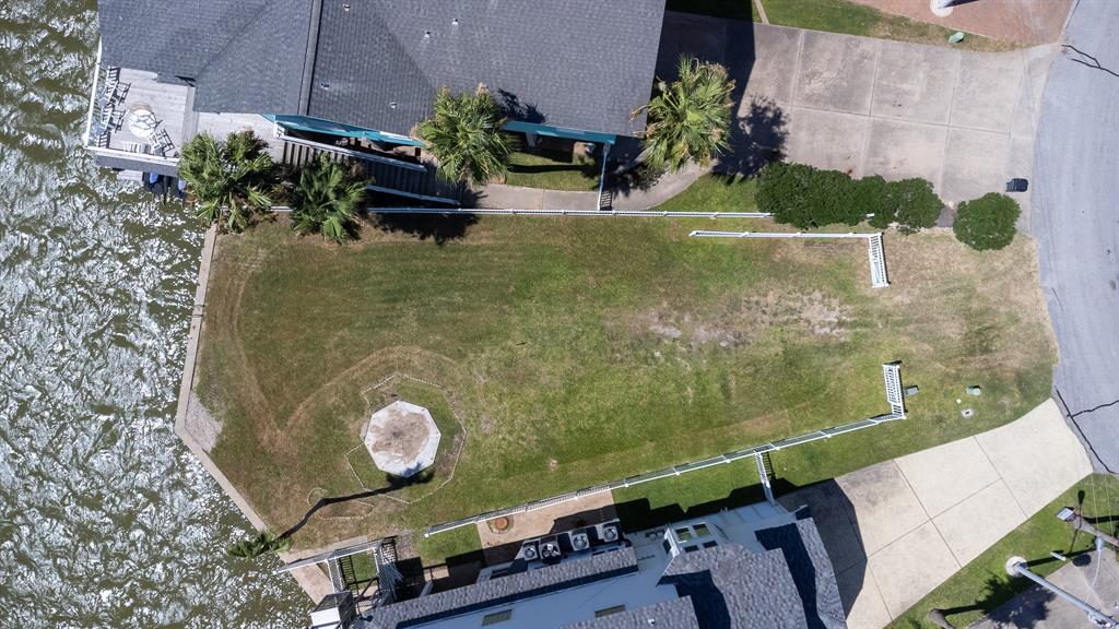 an aerial view of a house having yard