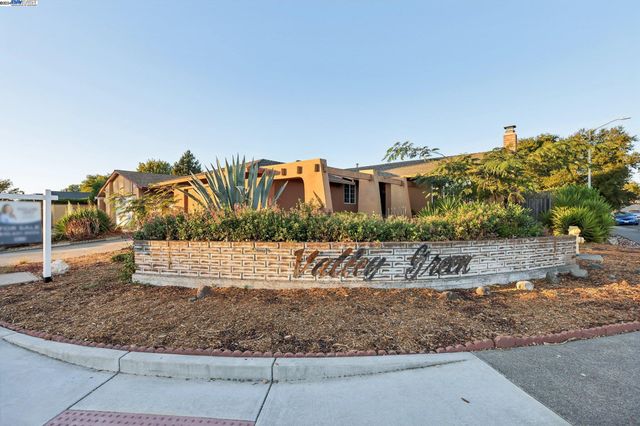 $725,000 | 859 South McDowell Boulevard | East Petaluma