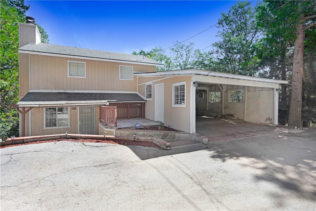 a front view of house with yard