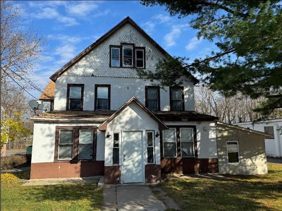 View of front of house featuring a front yard