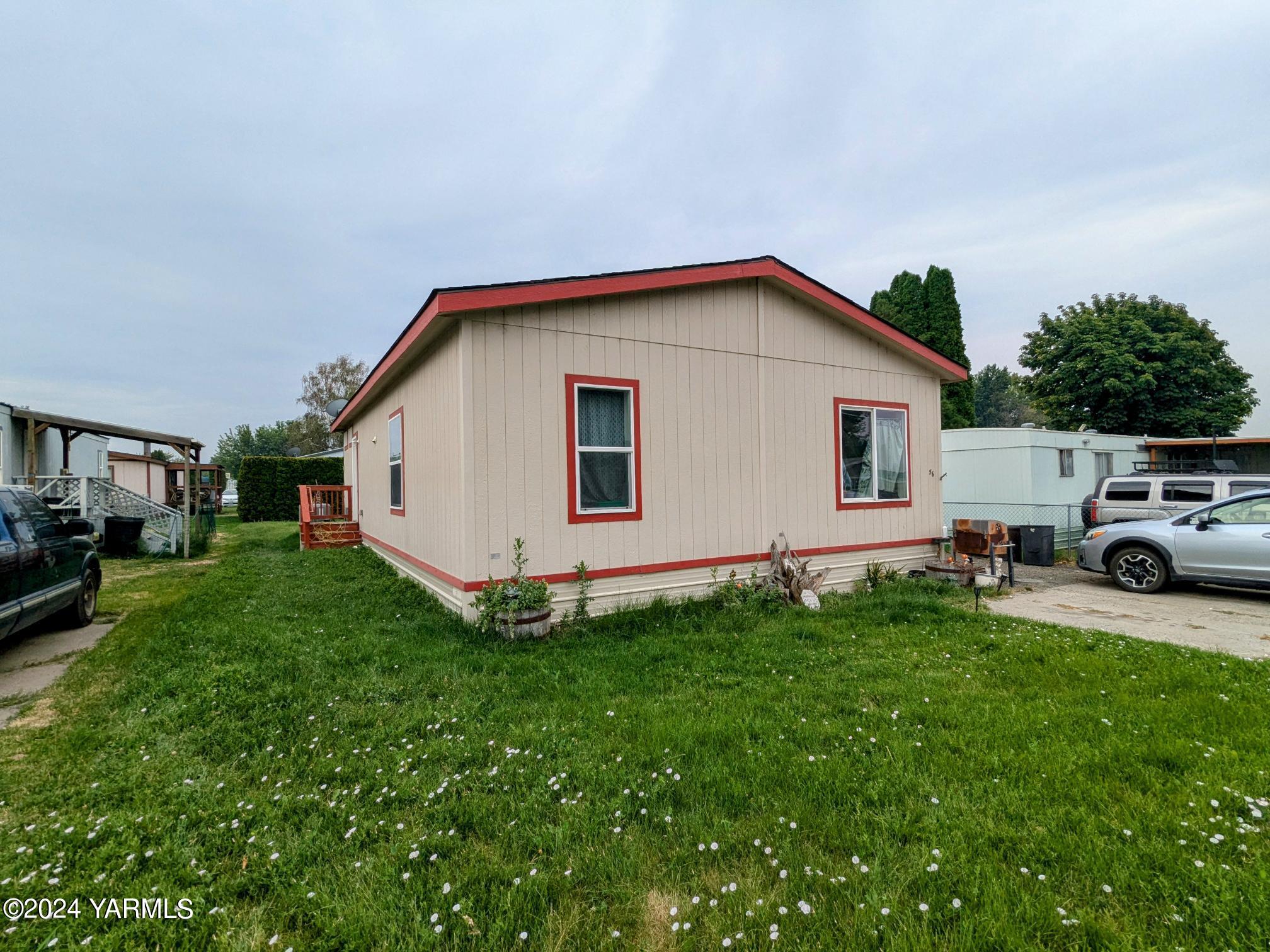 a view of a house with backyard