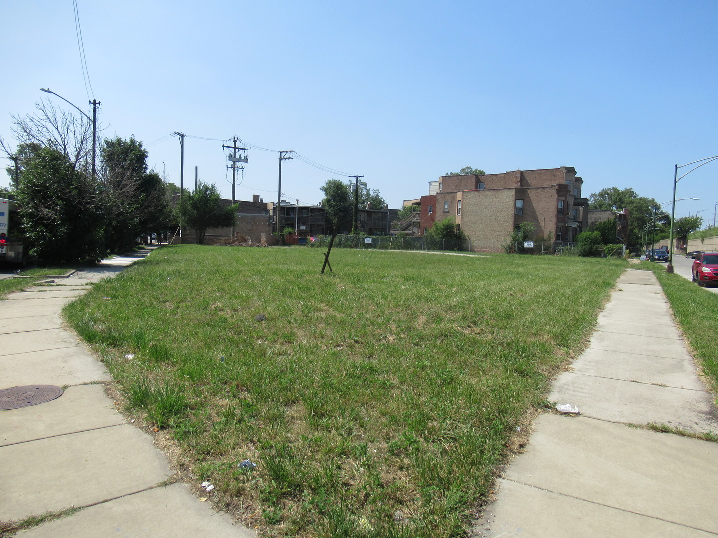 a view of a back yard