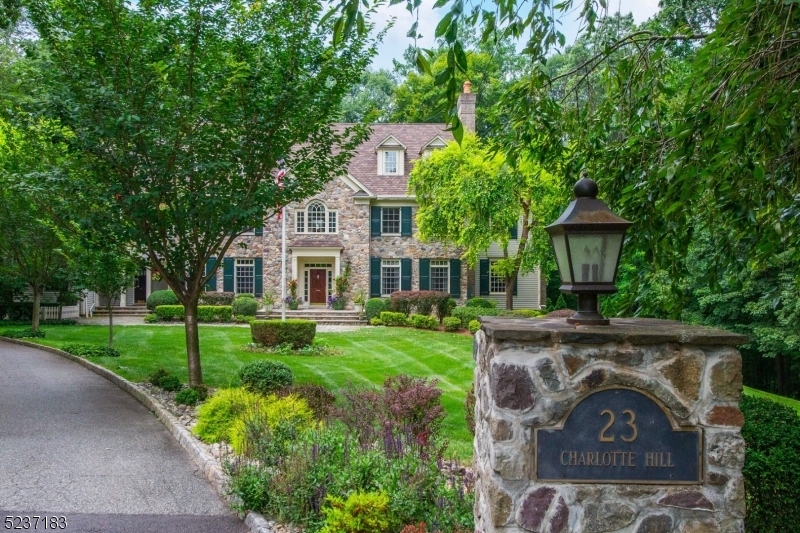 a view of a house with backyard