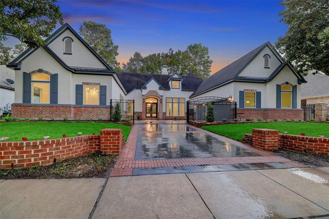 $1,099,000 | 22 New Green Court | Kingwood West