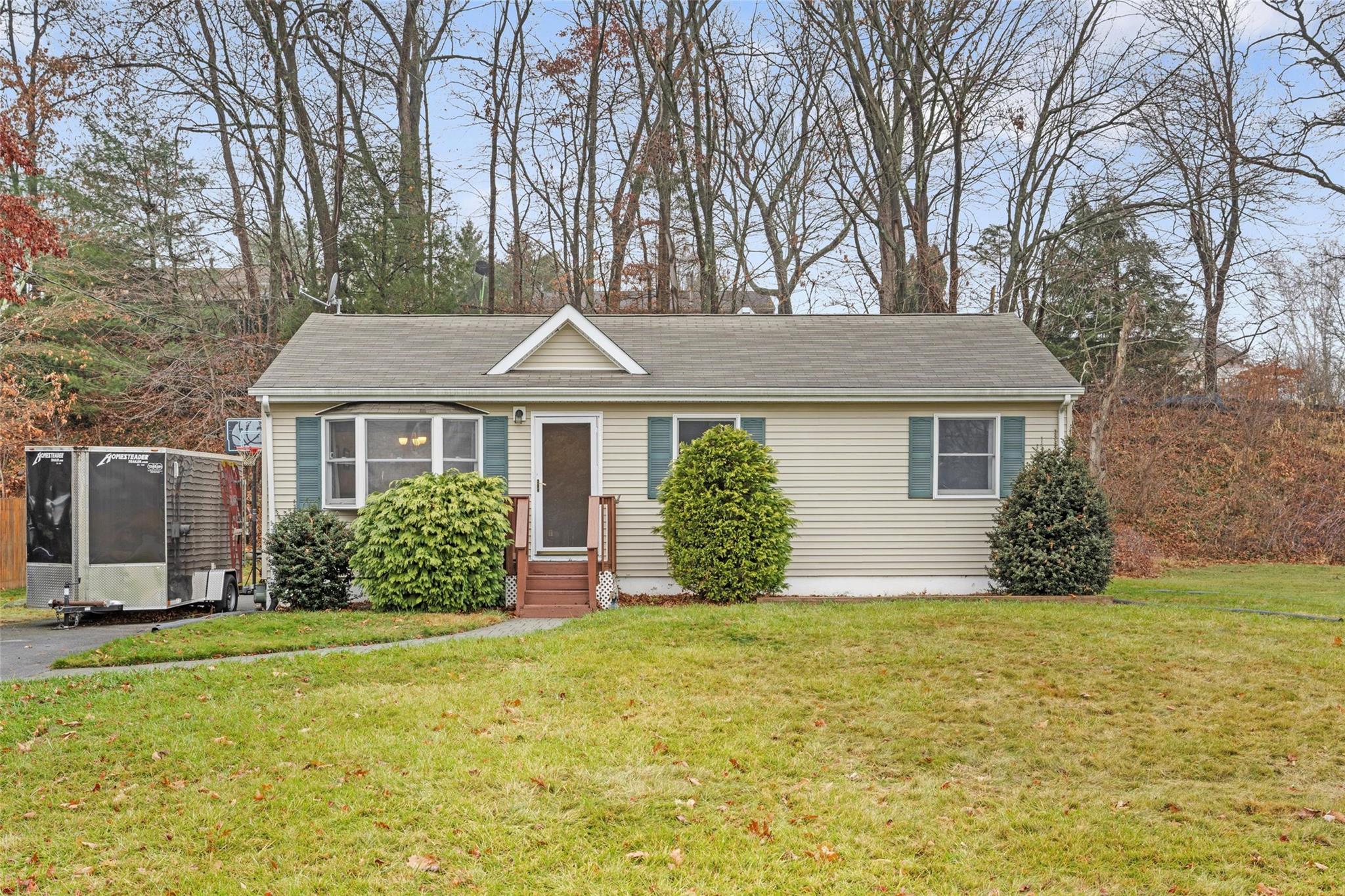 View of front facade with a front yard