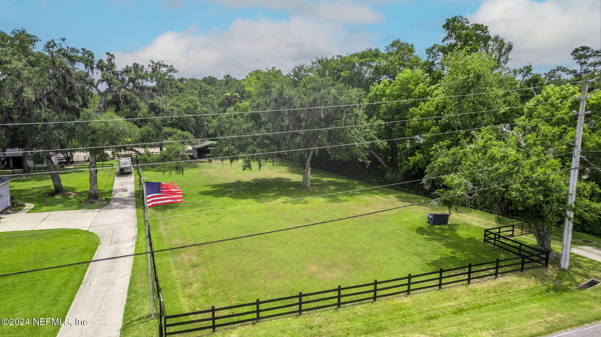 a view of a backyard