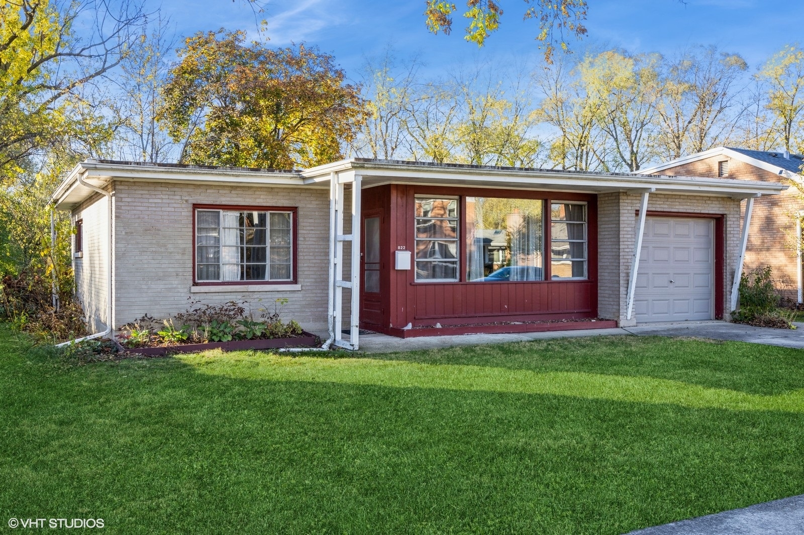 a view of front of a house with a yard