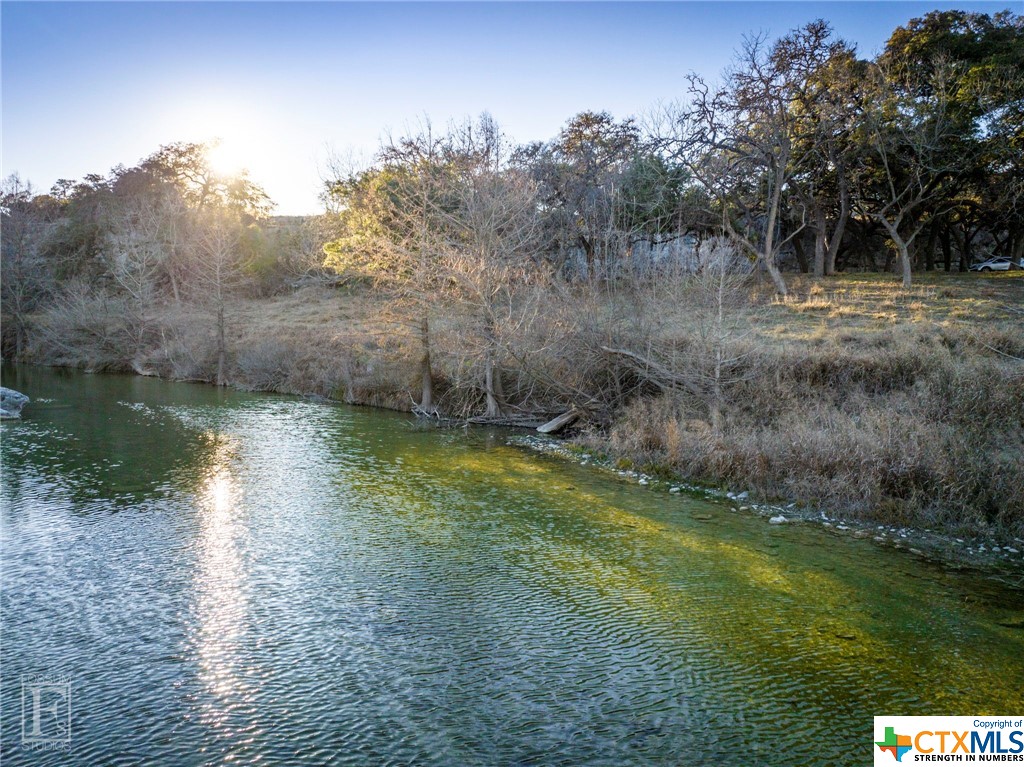 a view of a back yard