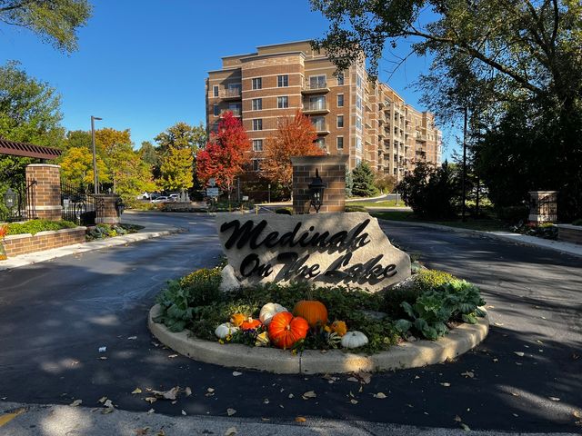 $290,000 | 105 Lakeview Drive, Unit 304 | Bloomingdale