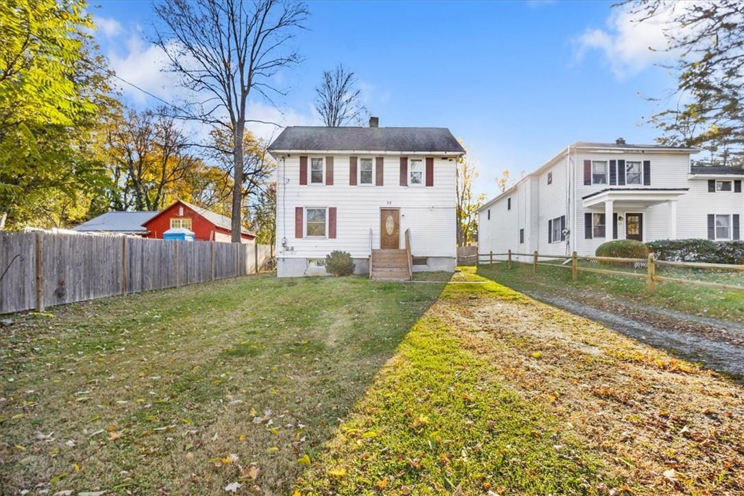 View of front of home featuring a front yard