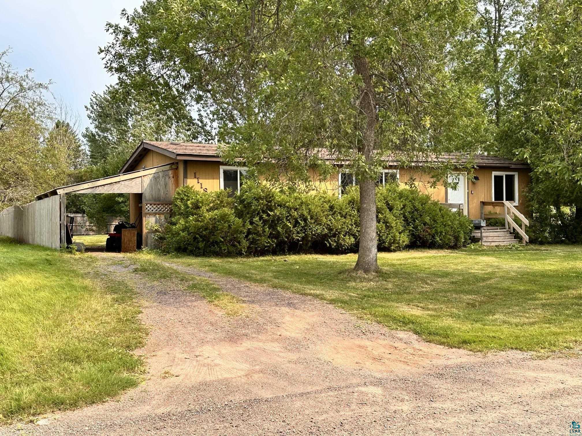 View of front facade featuring a front lawn