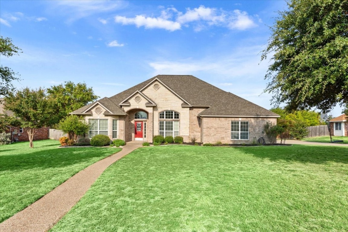 a view of a yard in front of house