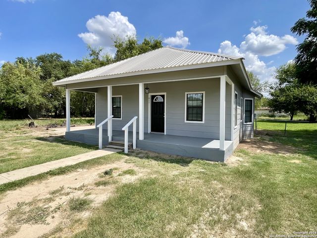 $159,800 | 411 Davis Avenue | Devine