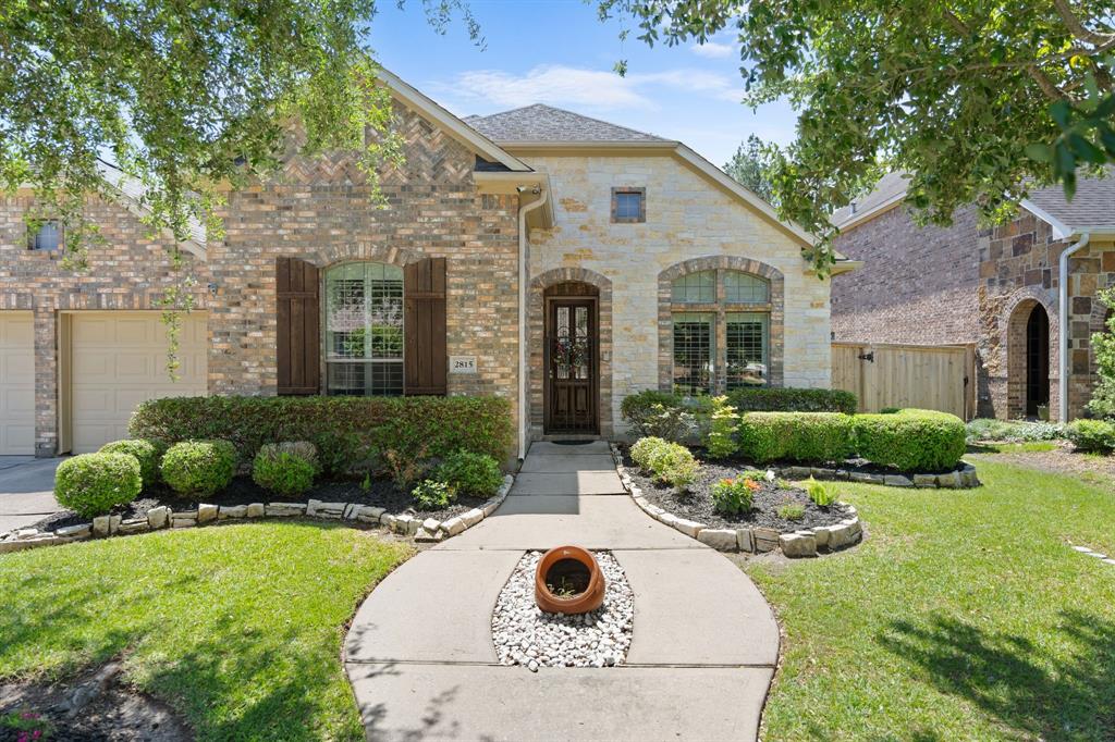 a view of a house with backyard and garden